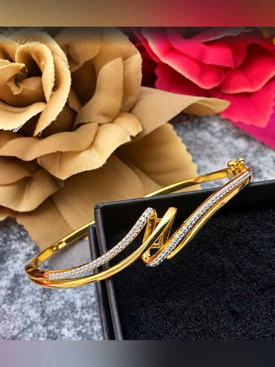 Jewelry - ♥️BRAND NEW ♥️18k gold over silver bracelet with diamonds. exquisite and elegant